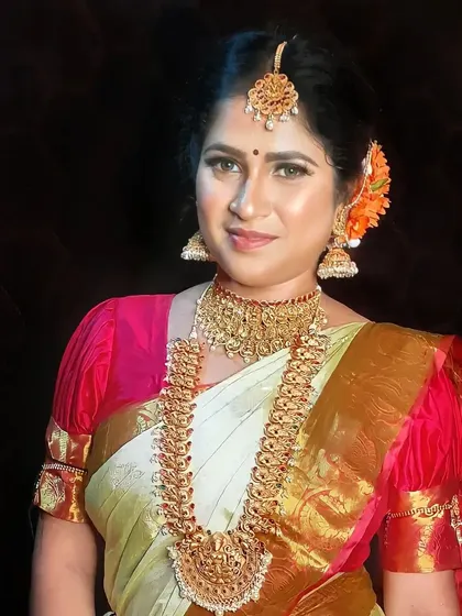 Here is a complete bridal look created for a muhurtham in Chikkamagaluru. The focus is on radiant skin, traditional gold jewellery, and a hairstyle adorned with fresh flowers, creating an authentic and elegant appearance.