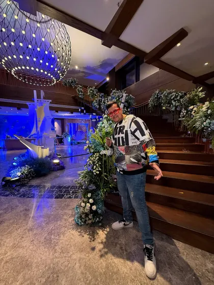 Posing against the stunning floral decor. From beats to bouquets, everything was perfectly in sync.