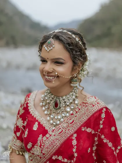 A duplicate of ID 4, a beautiful close-up of the bride's joyful expression.