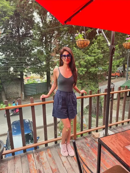 Wondering why your outfit looks great indoors but messy outside? It's all about seasonal styling. For this look, I've layered a simple tank with pleated shorts, perfect for a warm day, and added sunglasses for a chic finish.