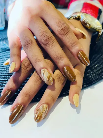 This luxurious marble nail art was created using shades of brown, caramel, and gold. The effect mimics natural stone, giving the nails a rich and sophisticated look.