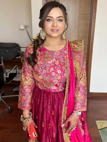 The full look, showing how the detailed outfit and beautiful makeup come together for a memorable Mehendi event.