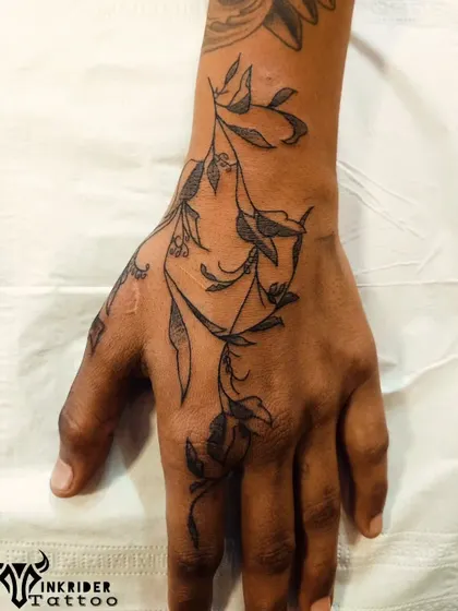 A delicate vine of leaves wrapping around the hand and fingers. This is an elegant design that accentuates the natural lines of the hand.