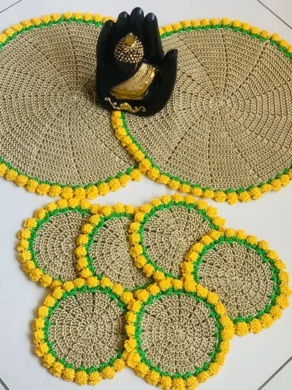 Here is a complete set of fawn-colored placemats and matching coasters, all finished with a bright yellow tulip border. This set makes a wonderful housewarming gift.