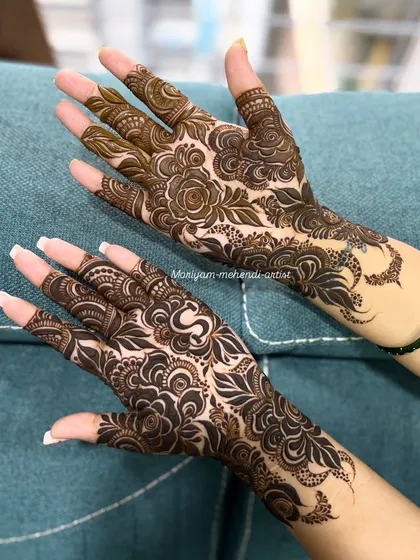 A beautiful Dubai floral design with the initial "S" cleverly incorporated.