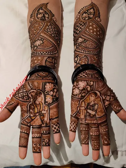 This design features portraits of the bride and groom performing a ritual, capturing a specific, meaningful moment in detailed henna art.