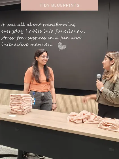 Here I am explaining the principles of a functional system to a workshop participant. It's not about perfection, but about creating a stress-free system that is easy to maintain in your daily life.
