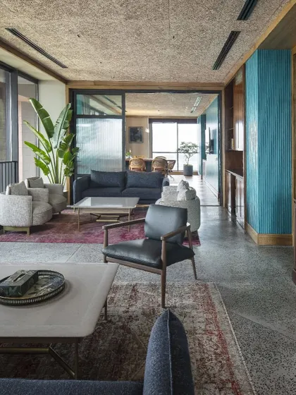 The lounge areas at Primarc borrow the comfort of home. We used earthy materials like polished concrete and recycled wood, paired with comfortable furniture and textured rugs, to create a serene environment that helps reduce stress.