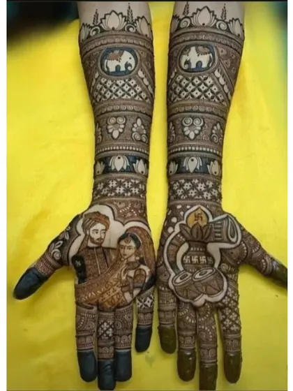 This design combines a lovely couple portrait with auspicious symbols. One hand features the couple, while the other has a sacred kalash and dhol, representing the music and rituals of a Hindu wedding.
