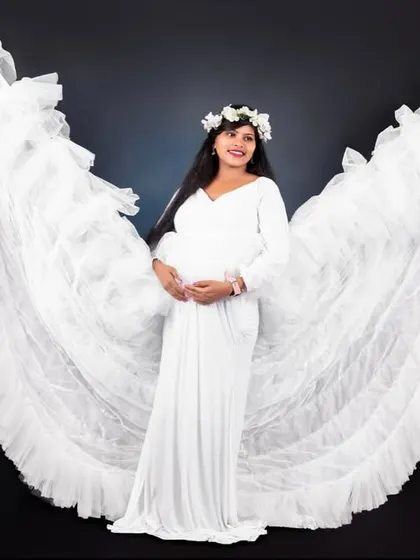Feel like an angel in our white ruffle gown with detachable wings, a beautiful and symbolic choice for your maternity photography.