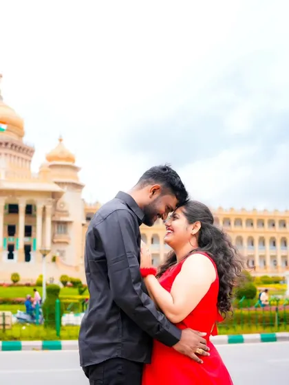 A sweet and romantic pre-wedding photo in front of Bangalore's iconic Vidhana Soudha. I love using local landmarks to create meaningful pictures for couples.