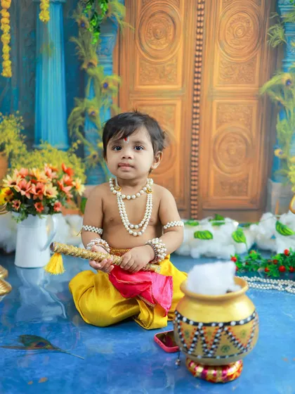 A classic pose with the bansuri. Every element, from the costume to the props, is carefully selected to ensure a beautiful and authentic result.