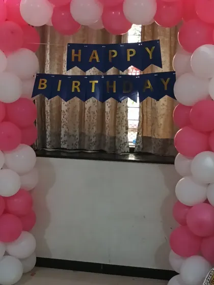 The texture and color combination of the balloon gate.