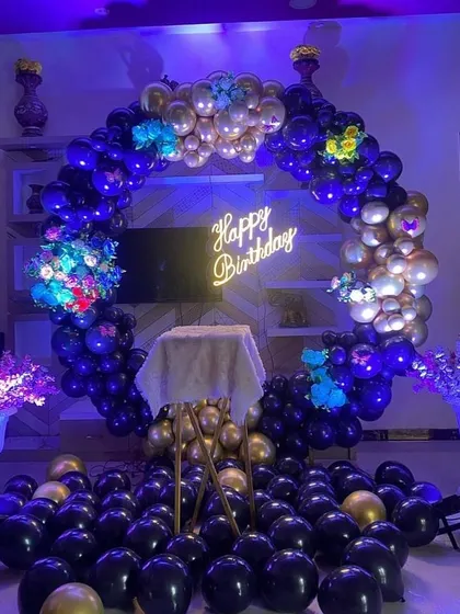 Another angle of the stunning blue and gold balloon ring under ambient lighting.