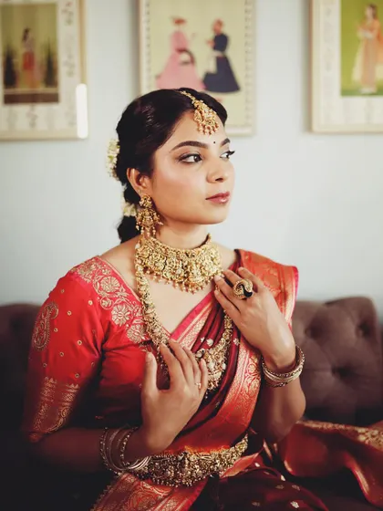 Another perspective of the traditional temple jewellery, showing the detail on the choker, long necklace, and jhumkas.