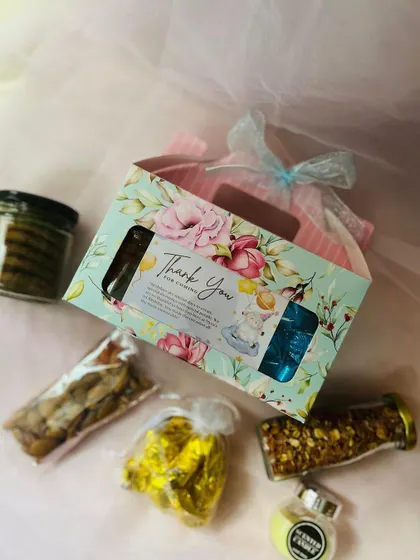 An "unboxed" view of the return favor contents, displayed next to the packaging. This helps clients visualize what their guests will receive.