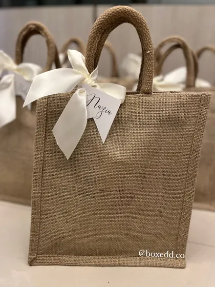 Simple, personalized, and eco-friendly. These jute bags with custom name tags are a perfect way to present return favors or bridesmaid gifts, adding a personal touch to a reusable and sustainable gift.