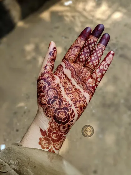 Another look at this gorgeous, mature henna stain. The contrast between the dark lines and the skin makes every detail of the floral and paisley pattern visible.
