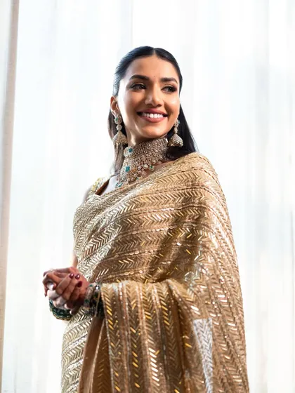 A bright, happy portrait. Her smile says everything about how she feels in this beautifully curated look.