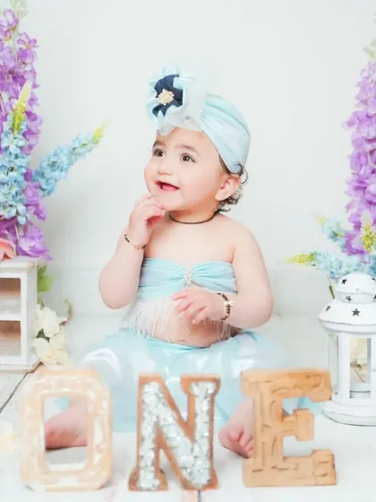 A thoughtful moment captured during a first birthday session. We take a variety of shots to create a complete story of their special day.