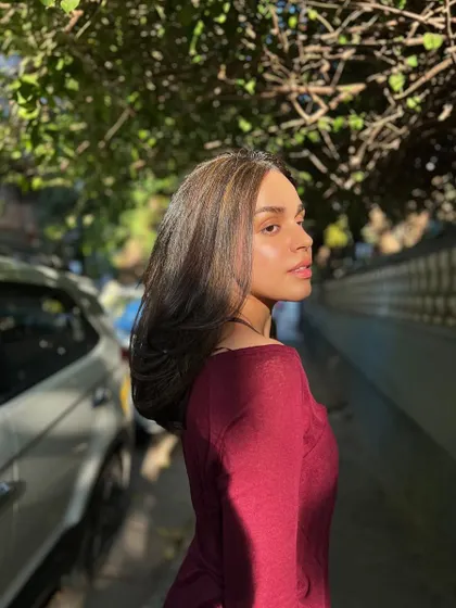 Achieving glossy and healthy hair goals with subtle, two-tone brown highlights. The way the sunlight catches the color here is just beautiful.