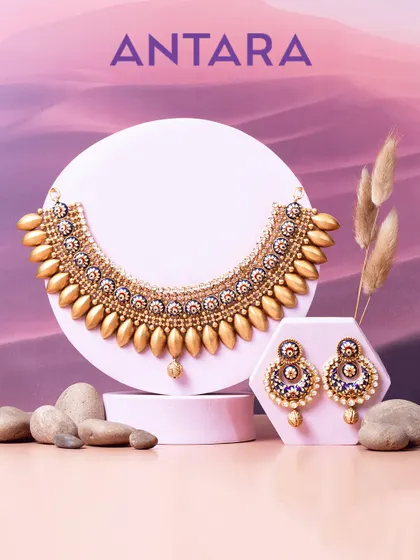 Our exquisite Hira Para Kundan set is a story told in every fine curve and intricate detail. The matte gold finish and enamel work make it a statement piece for any occasion.