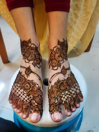 An intricate foot design with beautiful net and floral patterns, perfect for any festive occasion.