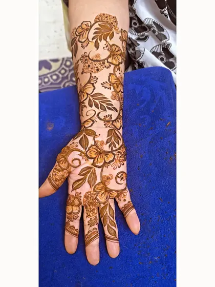 A beautiful floral vine pattern that gracefully flows from the fingers up the arm. This is a great example of an elegant Indo-Arabic design.