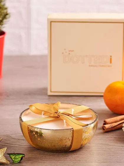 This multi-wick scented candle in a hammered gold bowl is a substantial and luxurious favor. It comes packaged in a branded box, making it an impressive gift for special guests.