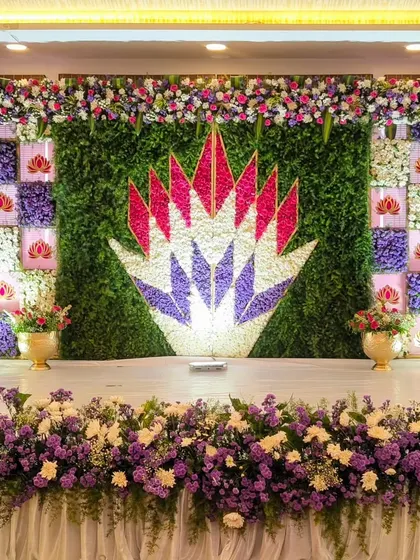 Another angle of the unique floral wall design.