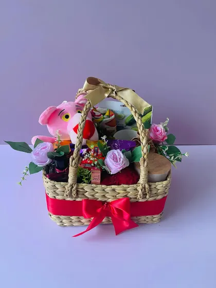 Another angle of the birthday-themed Kauna basket, showing the colorful and cheerful assortment of gifts inside.