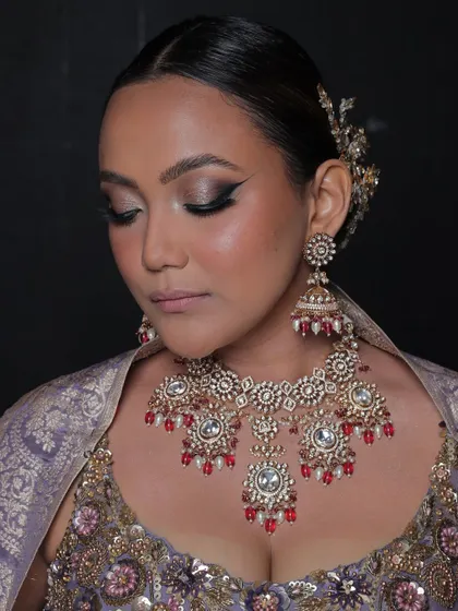 A close-up on the intricate details of this Polki and red bead choker.