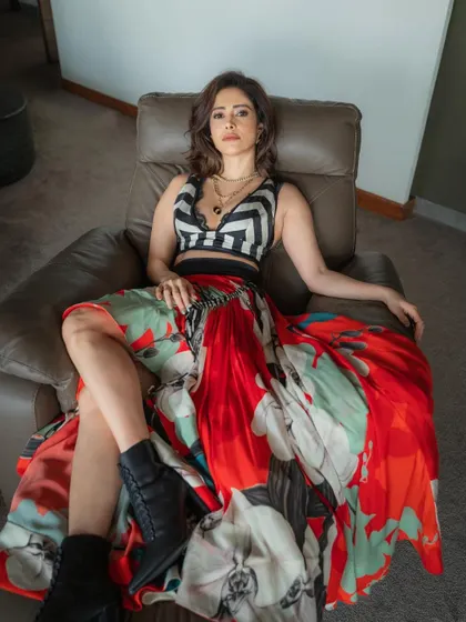 Another angle of this cool, laid-back look. It’s a great example of how to mix prints and styles to create something unique.