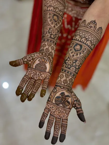 An angled view of this symbolic and traditional bridal mehendi.
