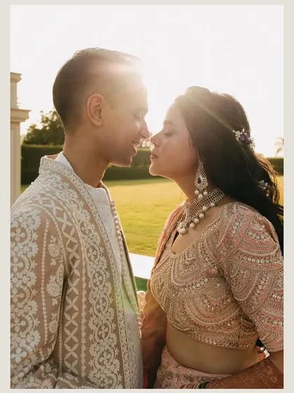 A sun-kissed, intimate close-up at Raffles Udaipur. We use natural light flares to add a dreamy, romantic quality to our couple portraits.
