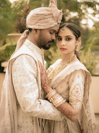 A powerful and direct portrait of the couple, their gaze conveying a deep and confident connection.