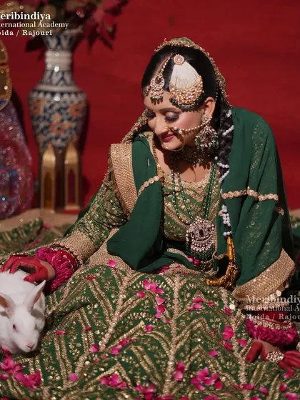The bride's hairstyle from a different angle, showing how the 'passa' is elegantly placed on the side.