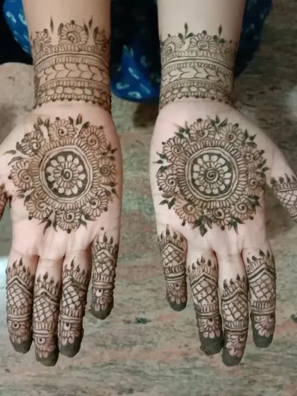 A simple and beautiful mandala design on the palms. This is a great choice for someone who wants a quick yet elegant mehendi for a festival or small function.