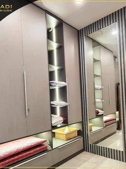 A sophisticated wardrobe with integrated open shelving featuring backlighting. The full-length mirror on the side enhances the room's sense of space while being highly practical.