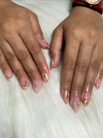 The full set of FiDi floral nails, showing the combination of 3D flowers and gold line art.