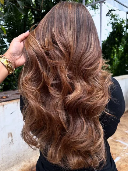 The final result is this stunning, multi-tonal butter blonde, styled in glossy waves.