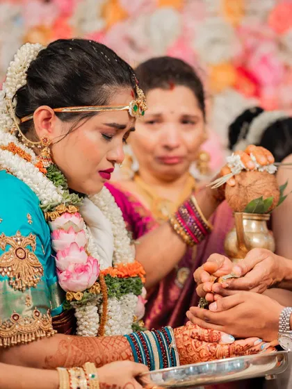 In this emotional close-up, you can see the bride's makeup is completely intact, with no smudging or running, allowing her to experience the moment without worry.