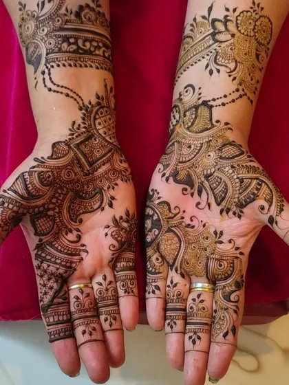 The palms-open view of the simple Indo-Arabic design, showing how the patterns create a cohesive look when the hands are together.