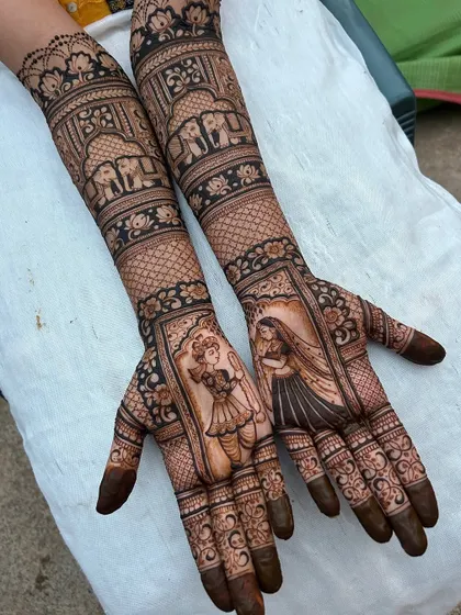 This design features classic portraits of the bride and groom, framed by traditional motifs. The arms are adorned with elephant figures, symbolizing good luck and prosperity.