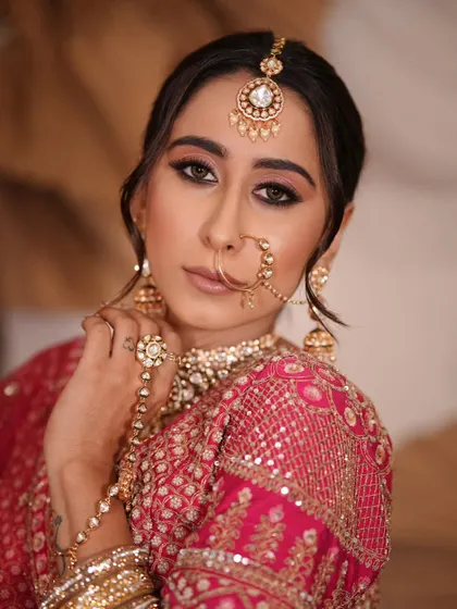 A complete bridal look featuring a heavy, gold-plated Kundan necklace, haath phool, and maang tikka, all available for rent.