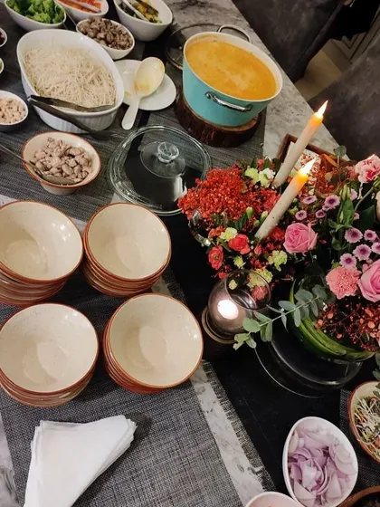A top-down view of a DIY bowl station, with all the fresh ingredients neatly arranged. This interactive concept is a great way to cater to diverse tastes and dietary needs.