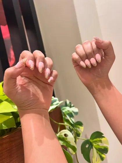 Pink, shimmer, and all the glam! These girly nails are perfect for when you want your hands to sparkle and shine.