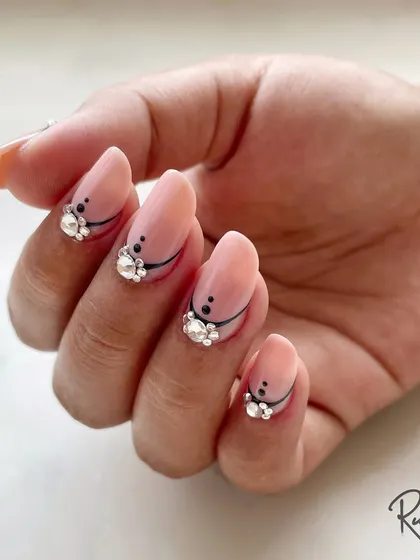 Even simple designs can make a statement. For this look, I used a neutral pink base and added fine black lines with carefully placed crystals for a touch of modern, minimalist elegance.
