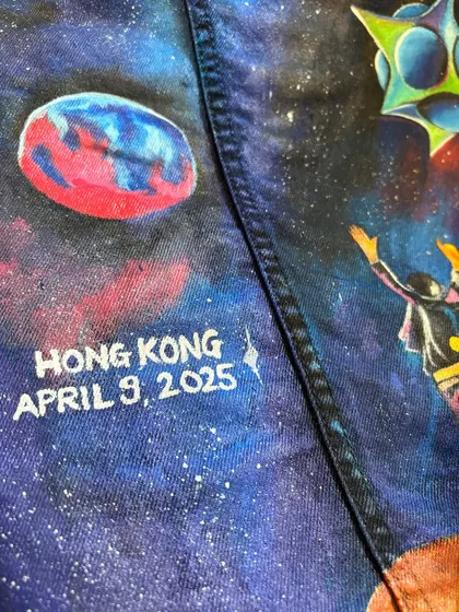 A special personalized detail on the jacket, marking the location and date of the concert: "HONG KONG APRIL 9, 2025." This makes the wearable art a unique souvenir of a memorable event.