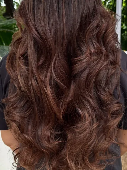 A detailed shot of the waves, where you can see the different shades of brown melting together.